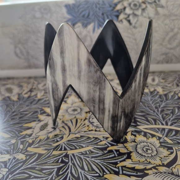 Black and White Zigzag cuf Horn Bracelet - Picture 2 of 11